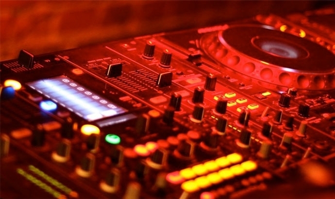 SA 22 Uhr bei isibless DJIM-Event-Tix gewinnen