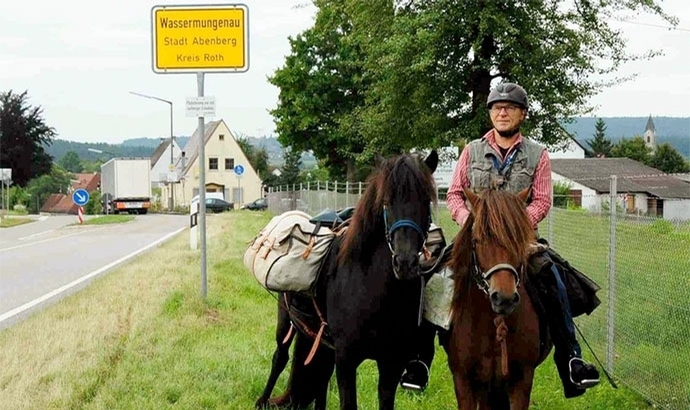 Opa reitet 550 km, holt Enkel von der Schule ab