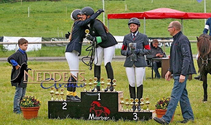 Móarbær: Viergang-Gold an Lena Max & Franzi Müser