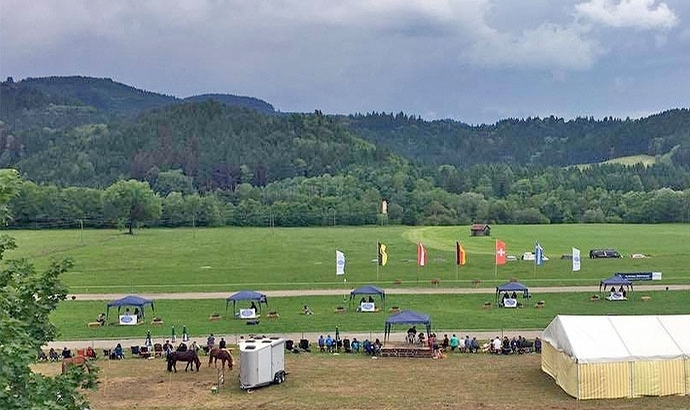 A’hof: Olivia, Silvia, Paula, Uwe, Julia, Miriam top