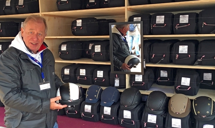 Neues Casco-Mobil mit 450 Reithelmen ‘on the road’