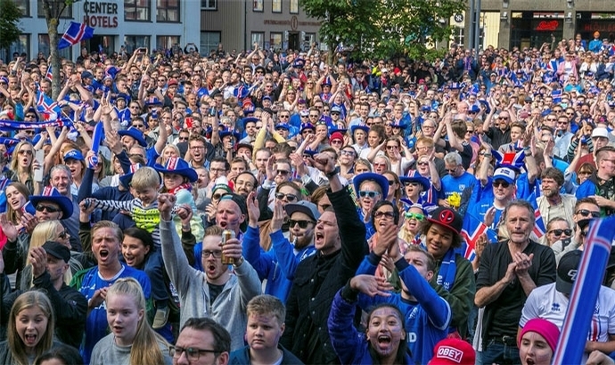 Wowbært: Island siegt und jubelt sich ins Achtelfinale