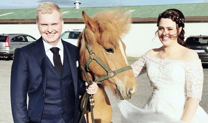 Til hamingju: Sonnige Árbæjarhjáleiga-Hochzeit