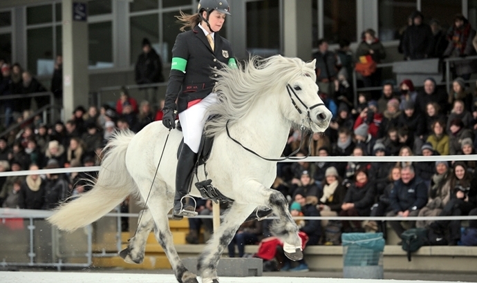 IceHorse: Dörte und Ísbjörn toppen Berlin-T2 / Video