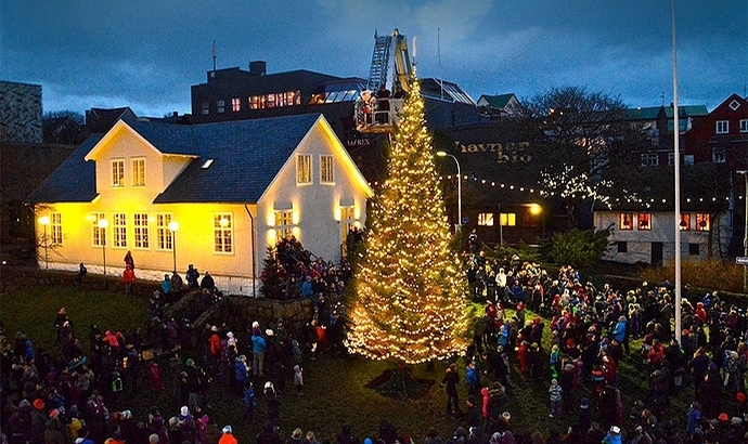 Isländ. Weihnachtsbäume in Nuuk und Tórshavn