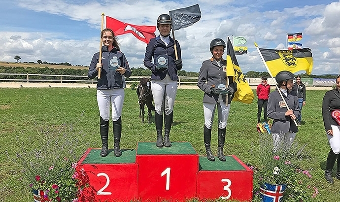 DJIM: Teresa, Lilja, Meggie, Constanze, Larissa jubeln
