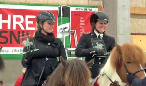 Eistölt der Ladies: Katrín und Sarah gewinnen T7 / Video