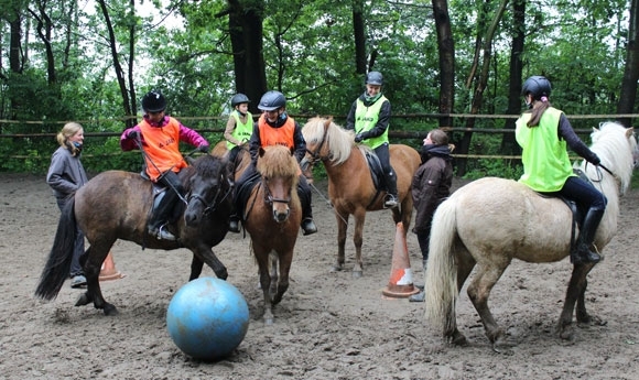 Ostereier und Pferdefußball gegen Möhrsdorfer Monsun