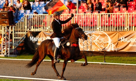 WM: Fotoalbum vom SA, Video der besten FIZO-Hengste