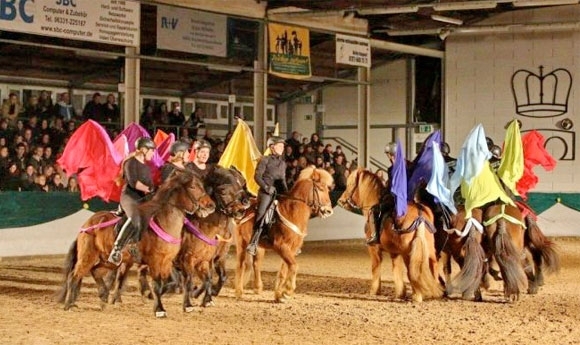 Islandpferde-Quadrille erfreut ‘full house’ in Zweibrücken