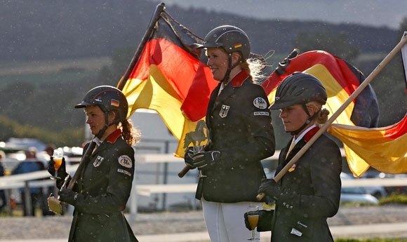 MEM: Laura Steffens (YR) und Karly Zingsheim zu T1-Gold