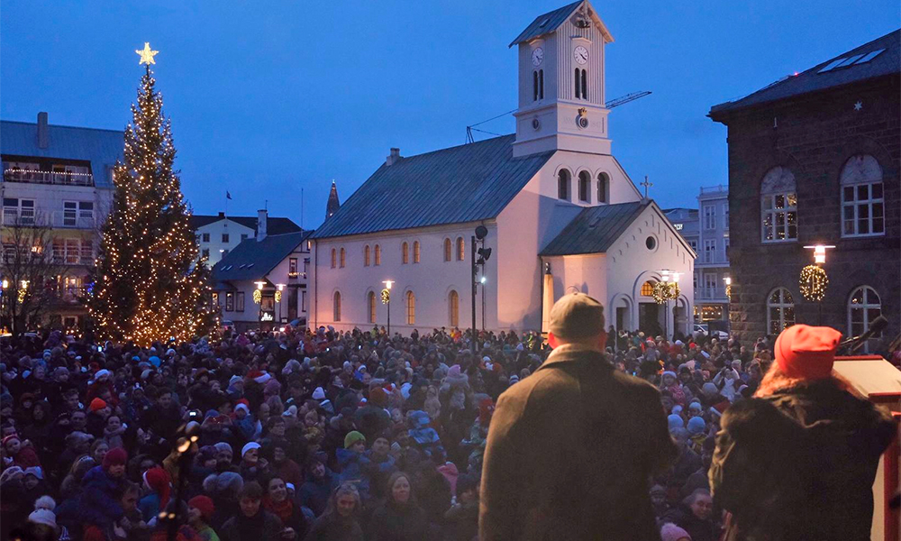 Norweg. Weihnachtsbaum: Lichter an in Reykjavík