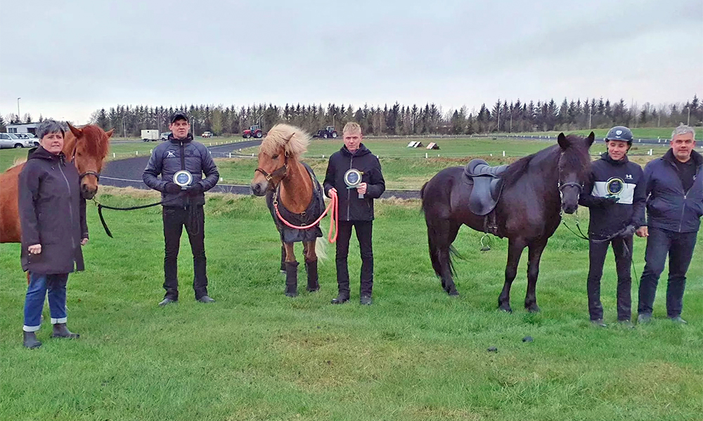 Konni, Hansi und Sæmi gewinnen Skeiðleikar Nr. 1