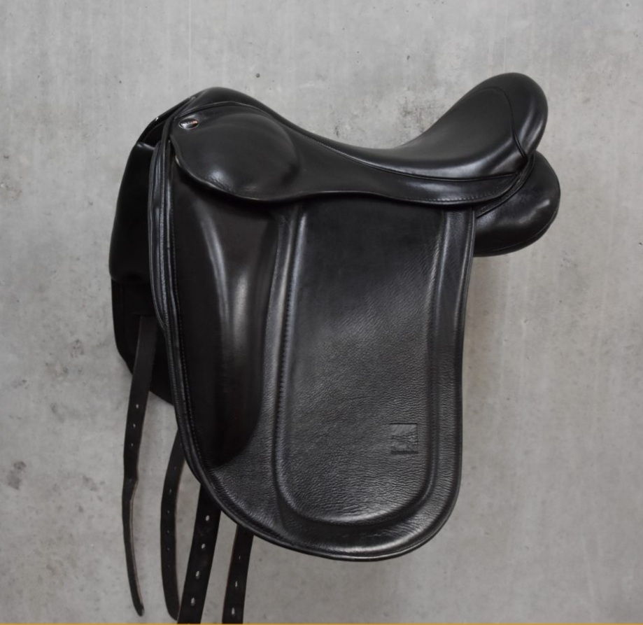 SOLD! NL: 2 year old Eques Black 17” saddle
