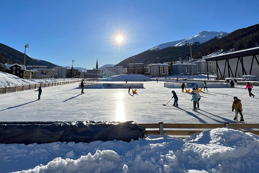 Eiskaltes Davos freut sich auf sonnigen Turniertag