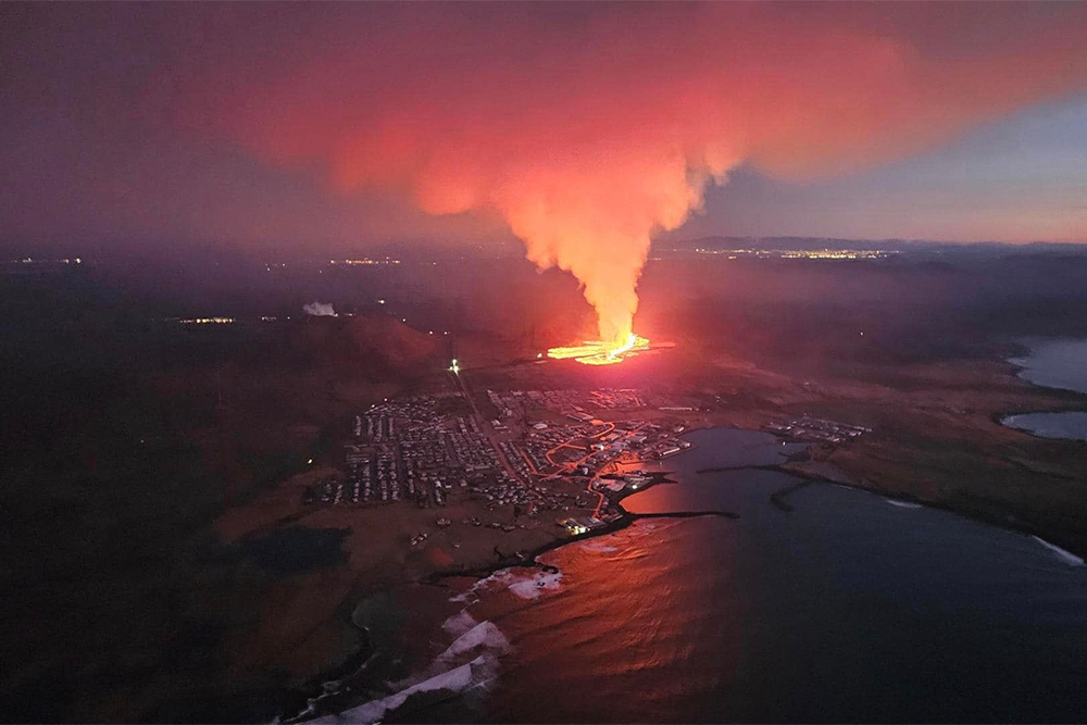 500 Meter vor Grindavík: Vulkan neu ausgebrochen