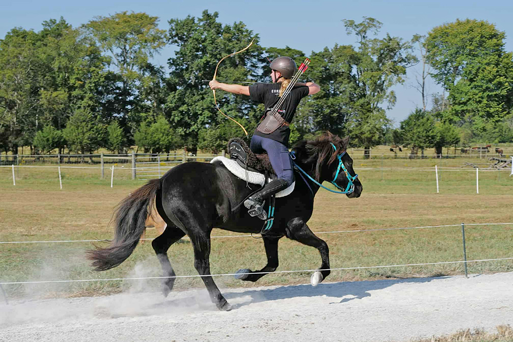 Mounted Archery mit Jenni und Húni: Coole Disziplin