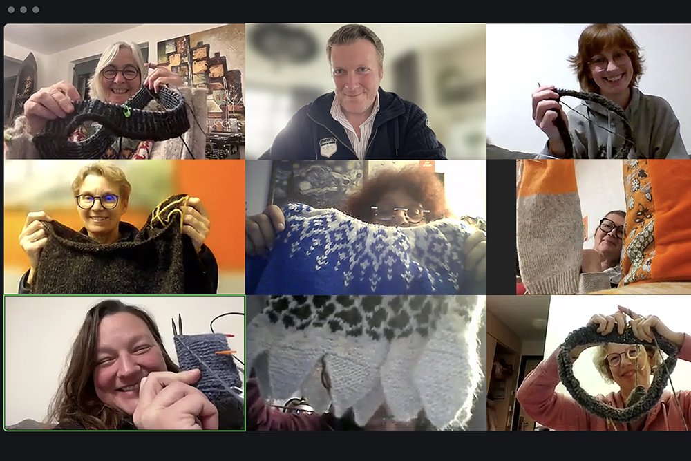 Gemeinsames Stricken: kreativ, gesellig, anregend