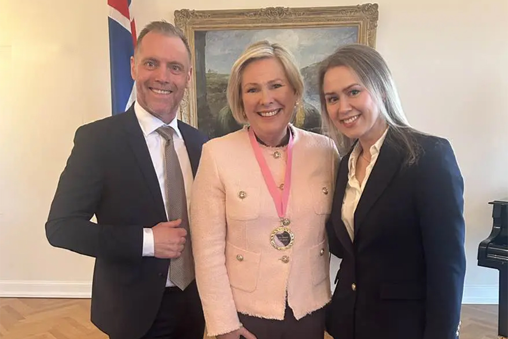 Isl. Präsidentin würdigt Maggi Ben & starke Charity