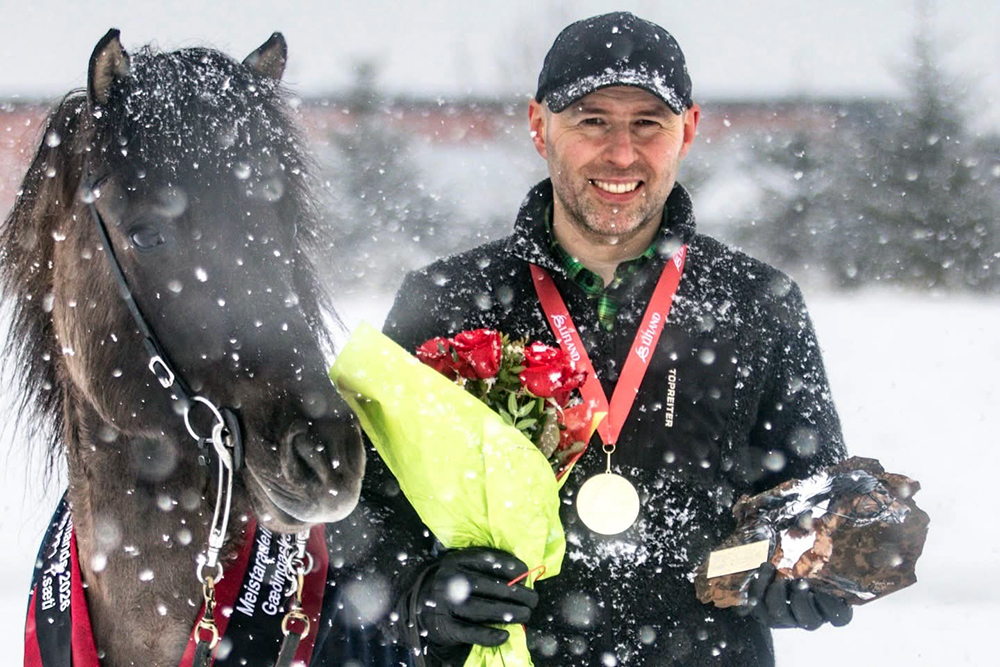 Árni & Konráð vergolden MD-Schneeballschlacht