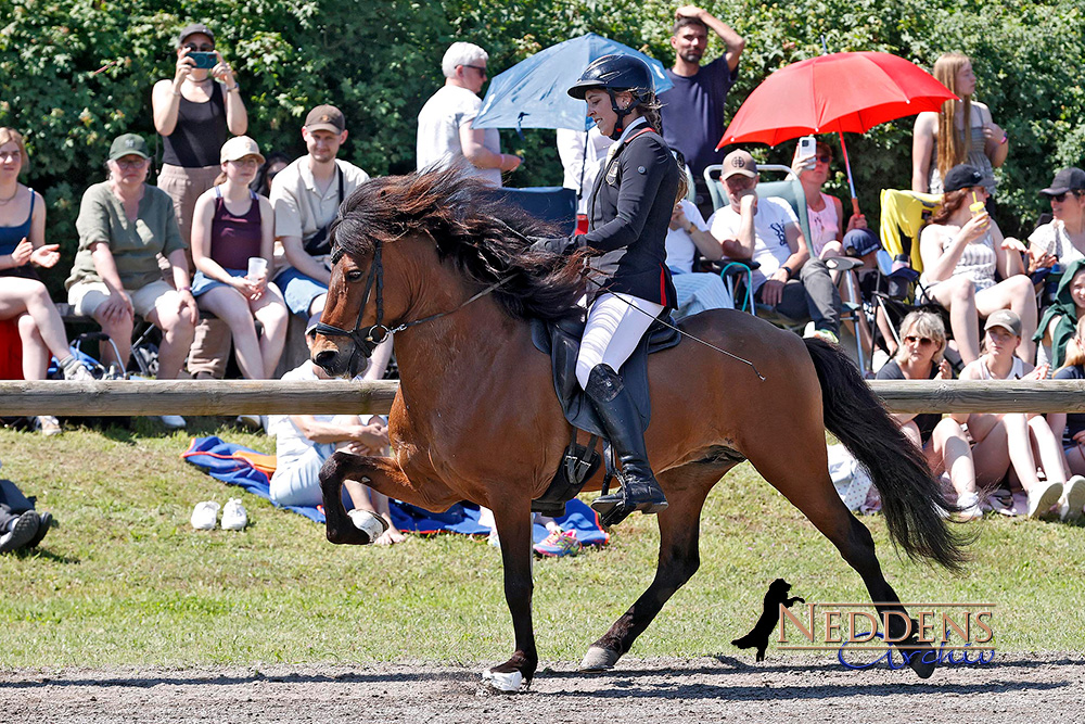 Lena & Johanna an den Kronshof-Spitzen in F1/V2